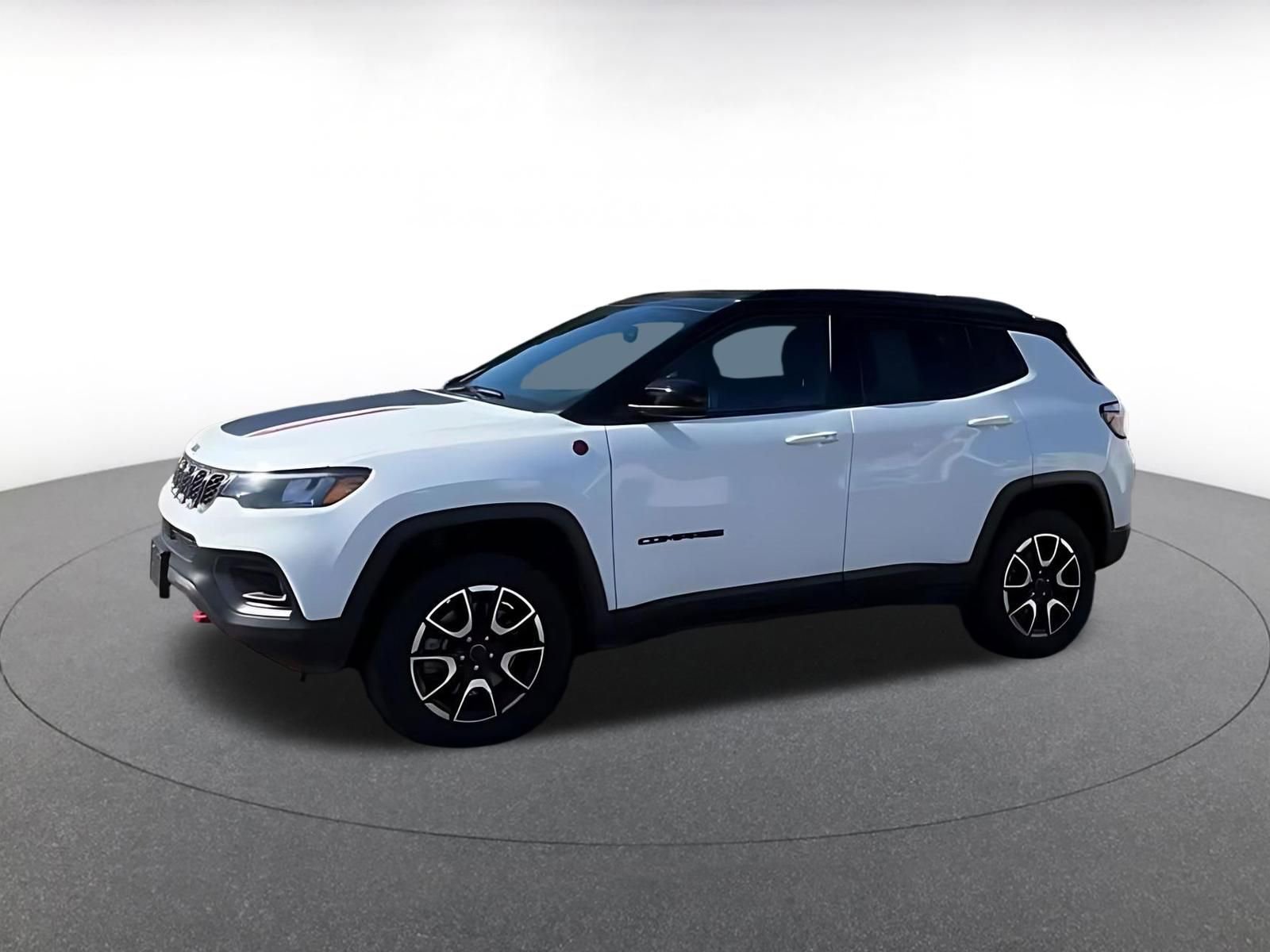 Used 2025 Jeep Compass Trailhawk image 4