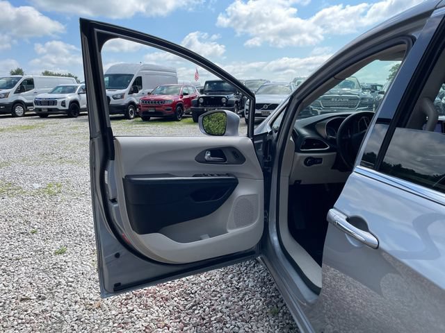 Used 2021 Chrysler Pacifica Touring-L FWD image 25