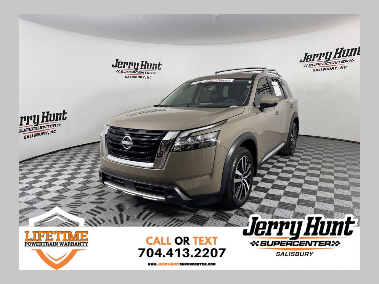 Used 2024 Nissan Pathfinder Platinum image 1