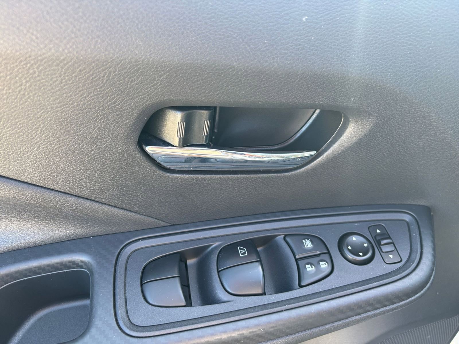 Used 2025 Nissan Versa SV FWD image 18