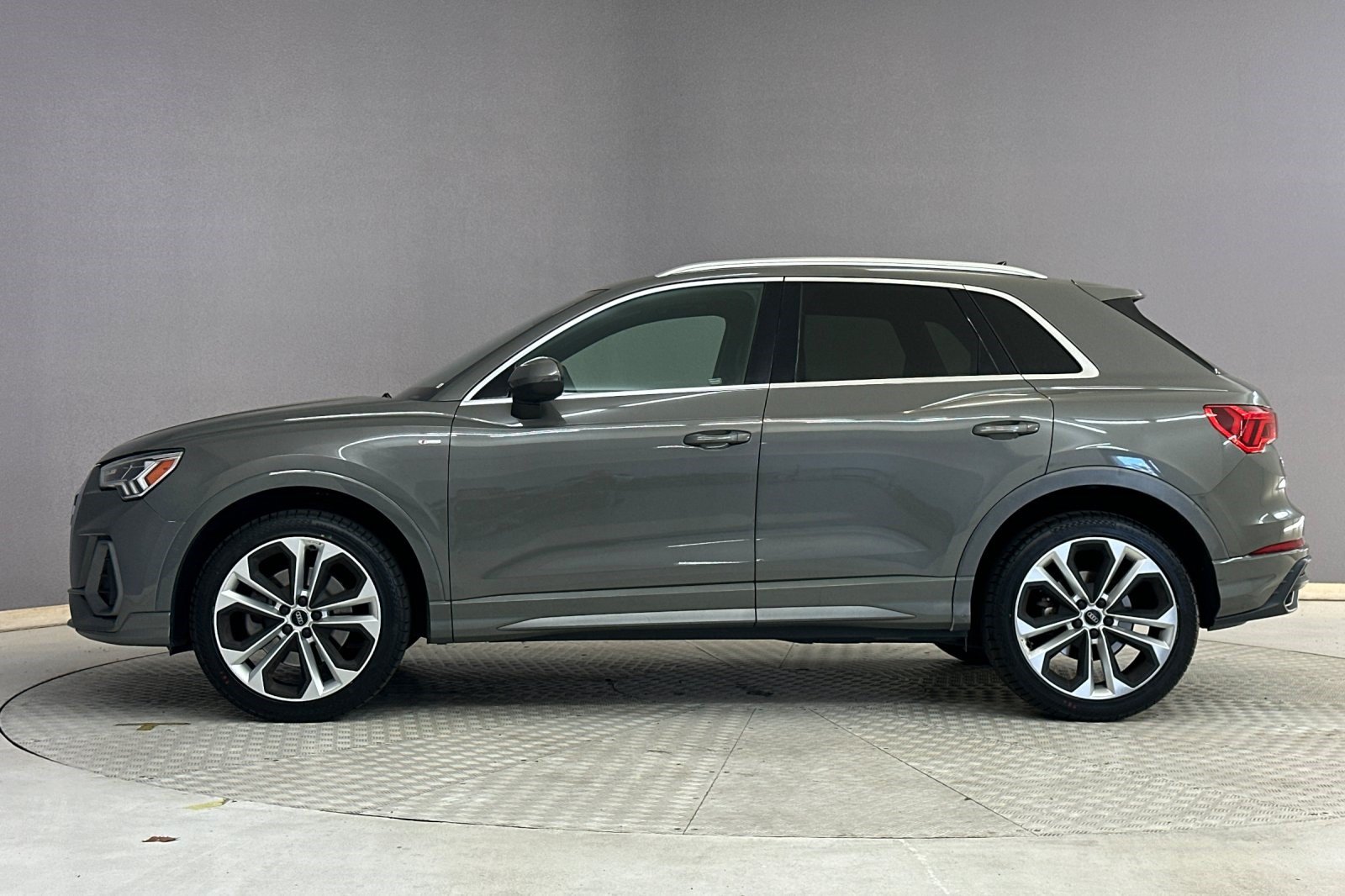 Used 2020 Audi Q3 2.0T Premium Plus w/ Premium Plus Package AWD/4WD image 2