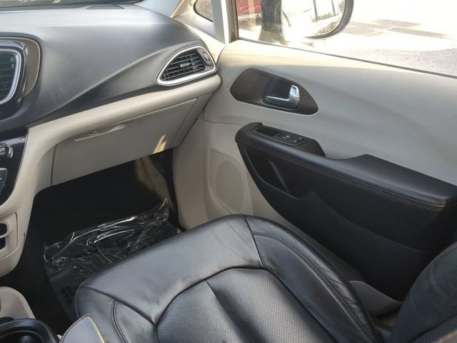 Used 2019 Chrysler Pacifica Touring-L FWD image 17