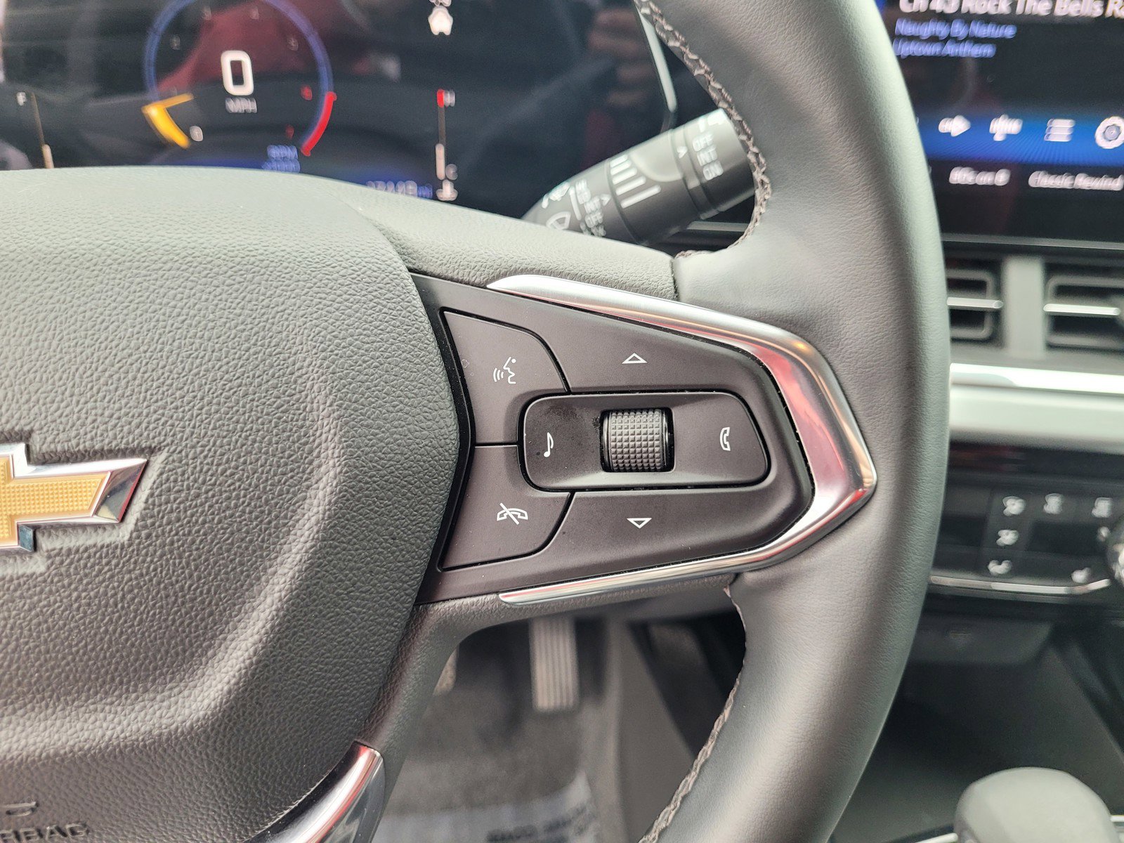 Used 2025 Chevrolet Trax LT w/ LT Convenience Package image 22