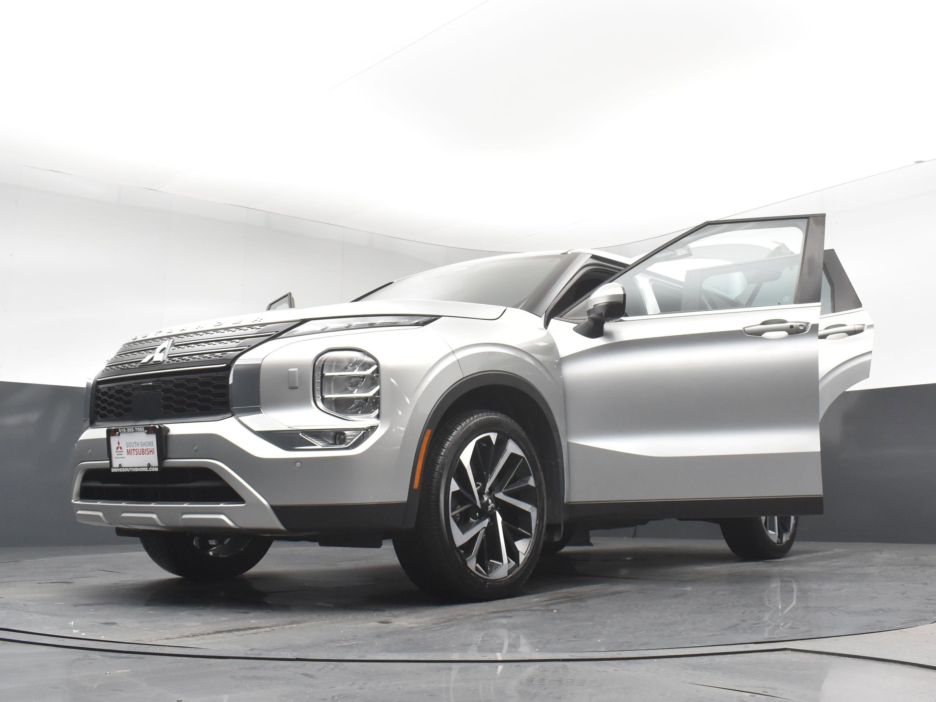 Used 2023 Mitsubishi Outlander SE image 32