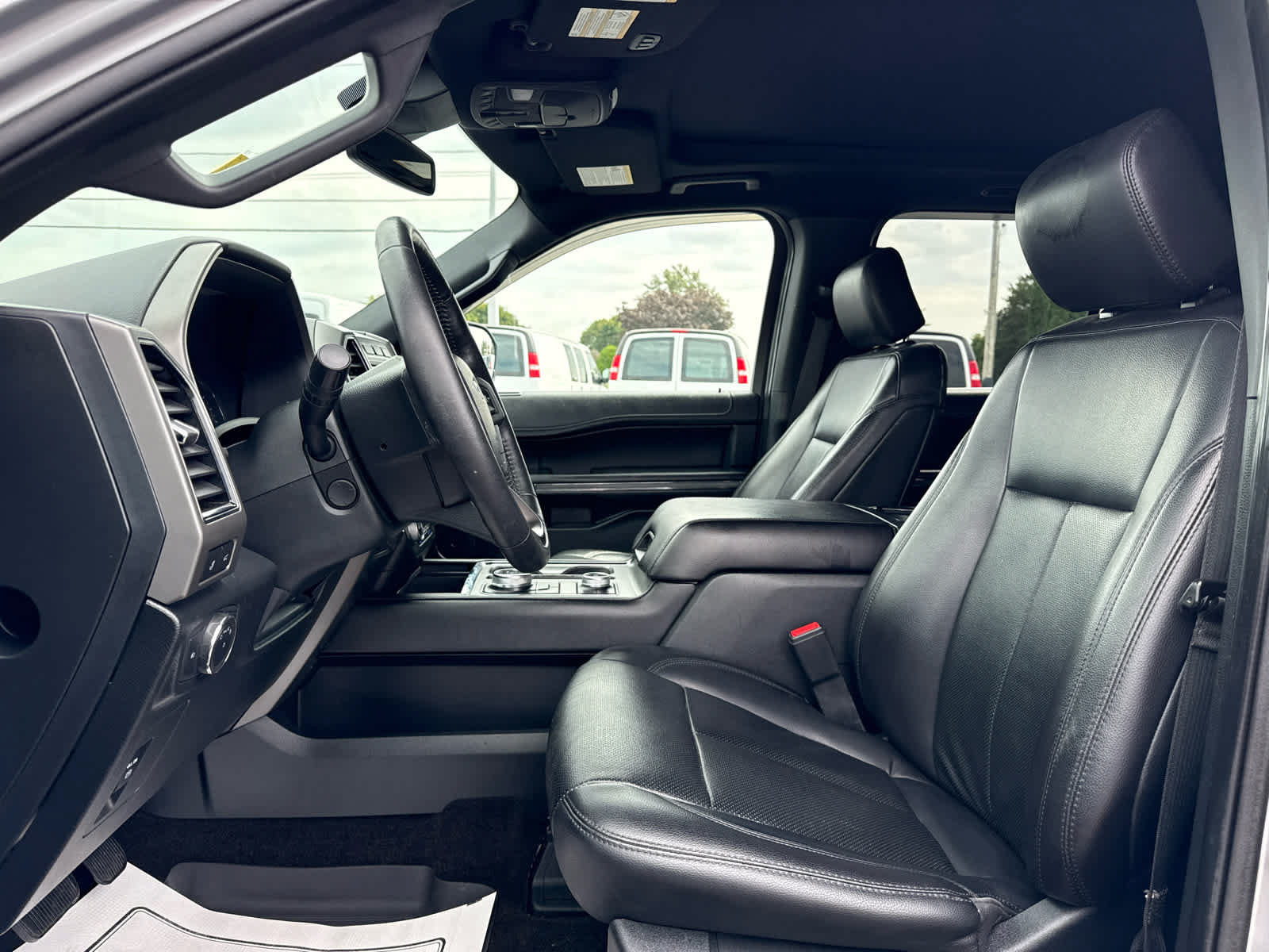 Used 2020 Ford Expedition XLT w/ Equipment Group 202A AWD/4WD image 11