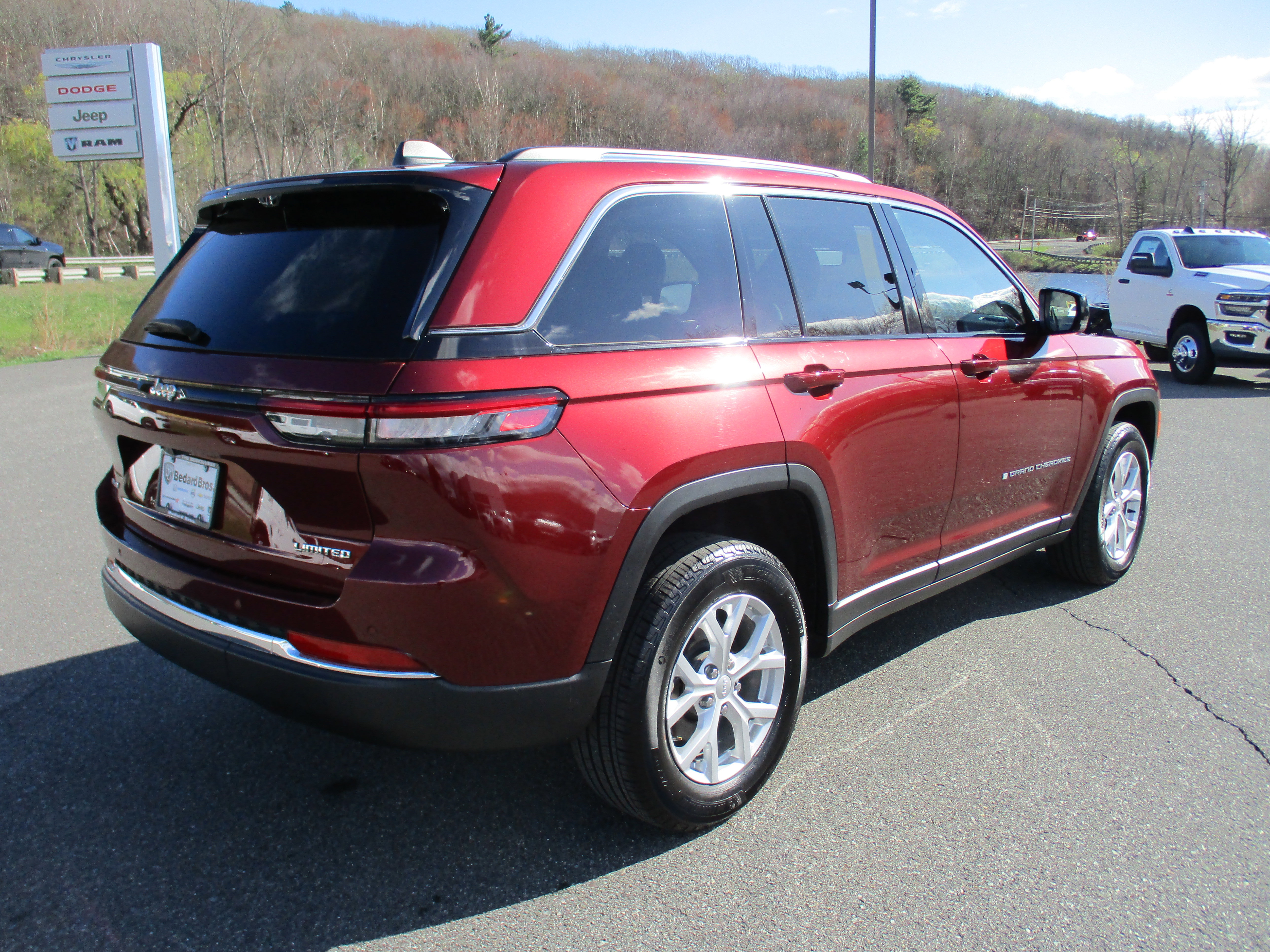 Used 2023 Jeep Grand Cherokee Limited w/ Luxury Tech Group II AWD/4WD image 5