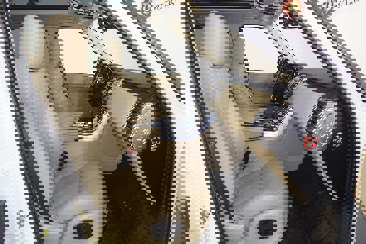 Used 2016 Land Rover Range Rover Sport SE image 13