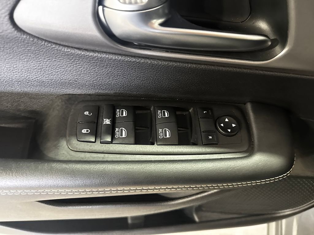 Used 2025 Chrysler Pacifica Select FWD image 18