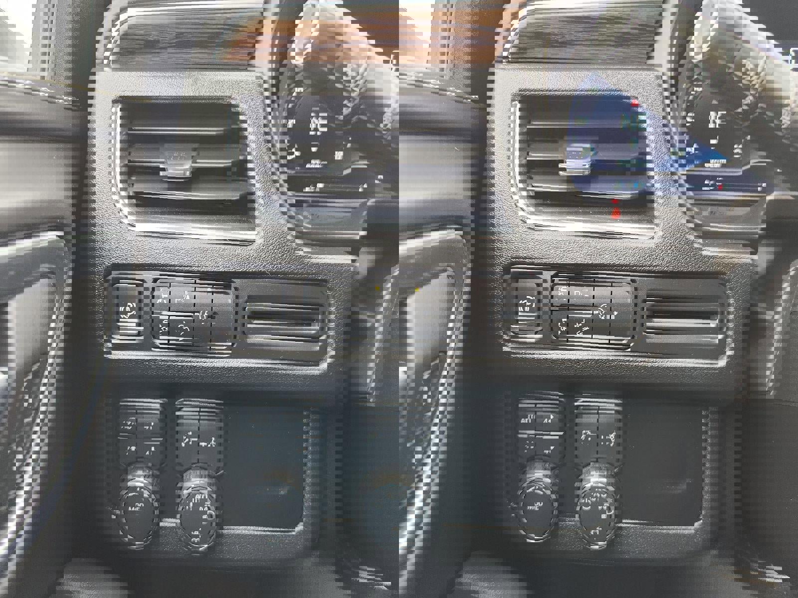 Used 2024 Chevrolet Suburban Premier image 32