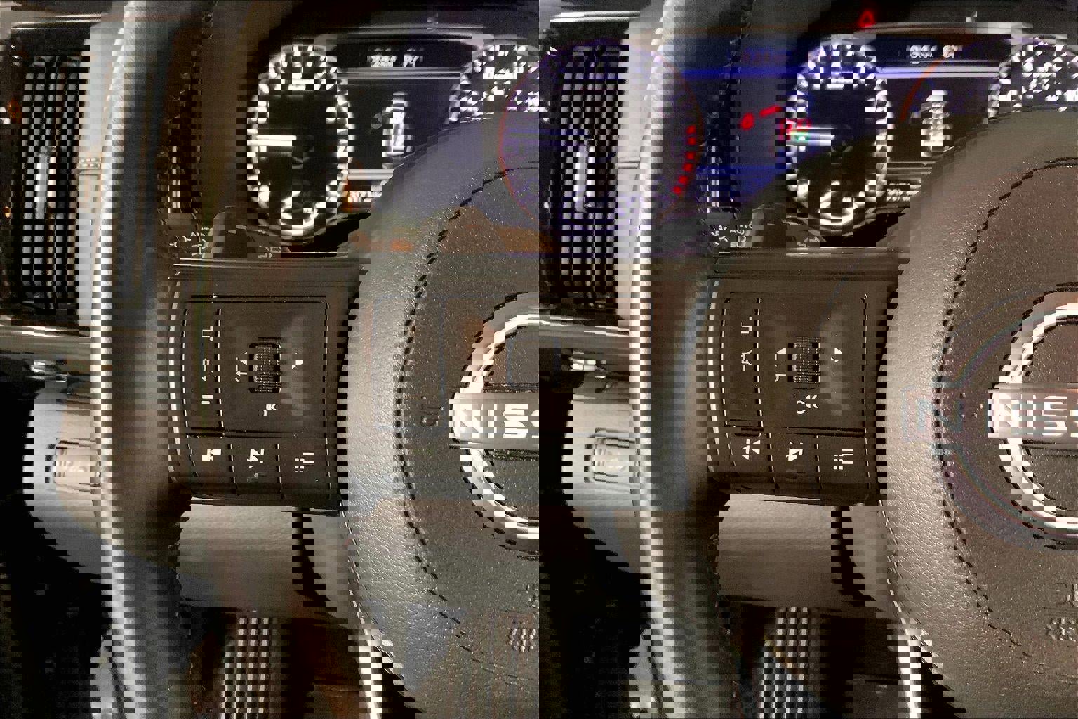 Used 2025 Nissan Pathfinder SV image 18