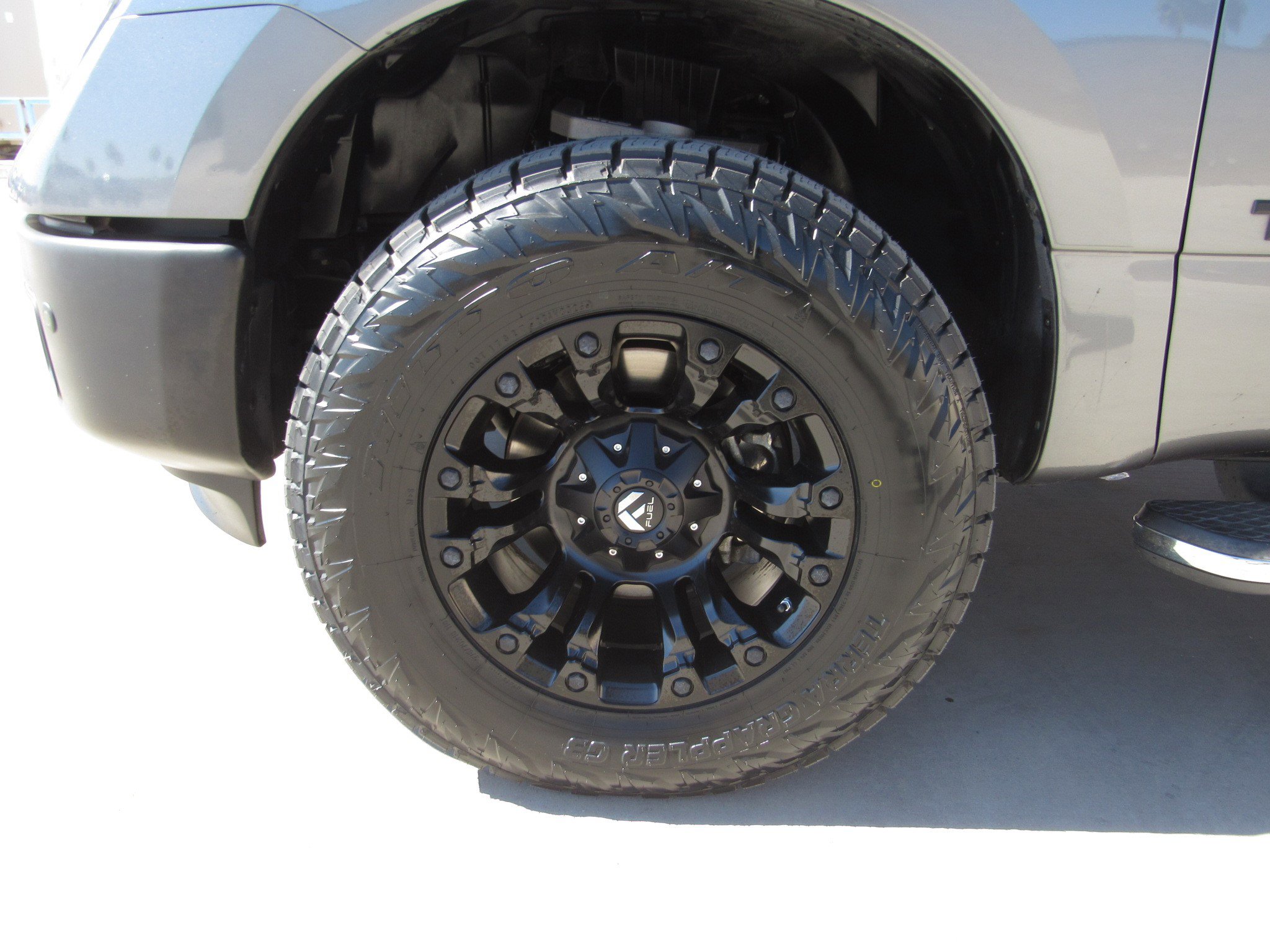 Used 2017 Nissan Titan SV image 4