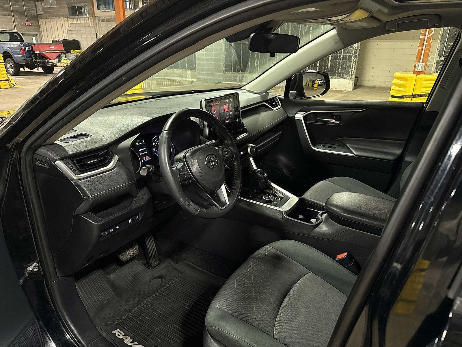 Used 2019 Toyota RAV4 XLE AWD/4WD image 28