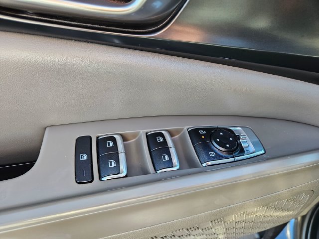 Used 2025 Kia Carnival FWD image 25