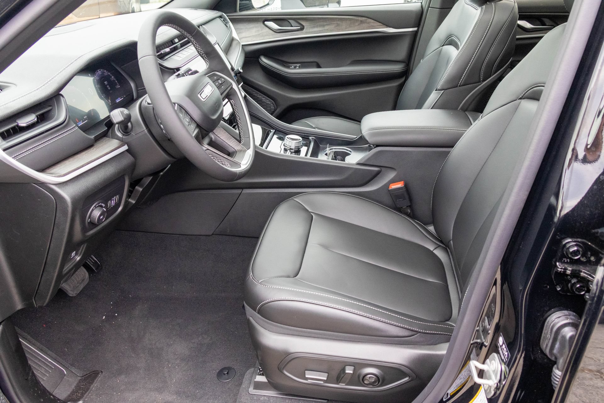 New 2026 Jeep Grand Cherokee Limited w/ Limited Altitude Package AWD/4WD image 5