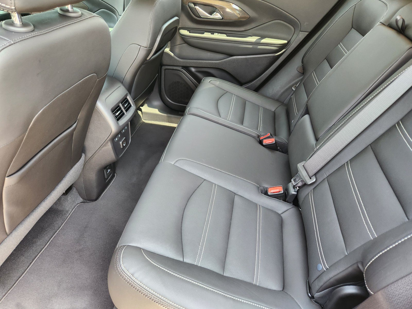 Used 2024 GMC Terrain Denali w/ Denali Premium Package AWD/4WD image 13