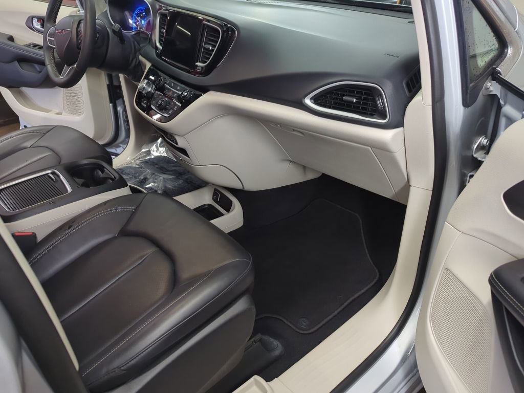 Used 2024 Chrysler Pacifica Touring-L image 36