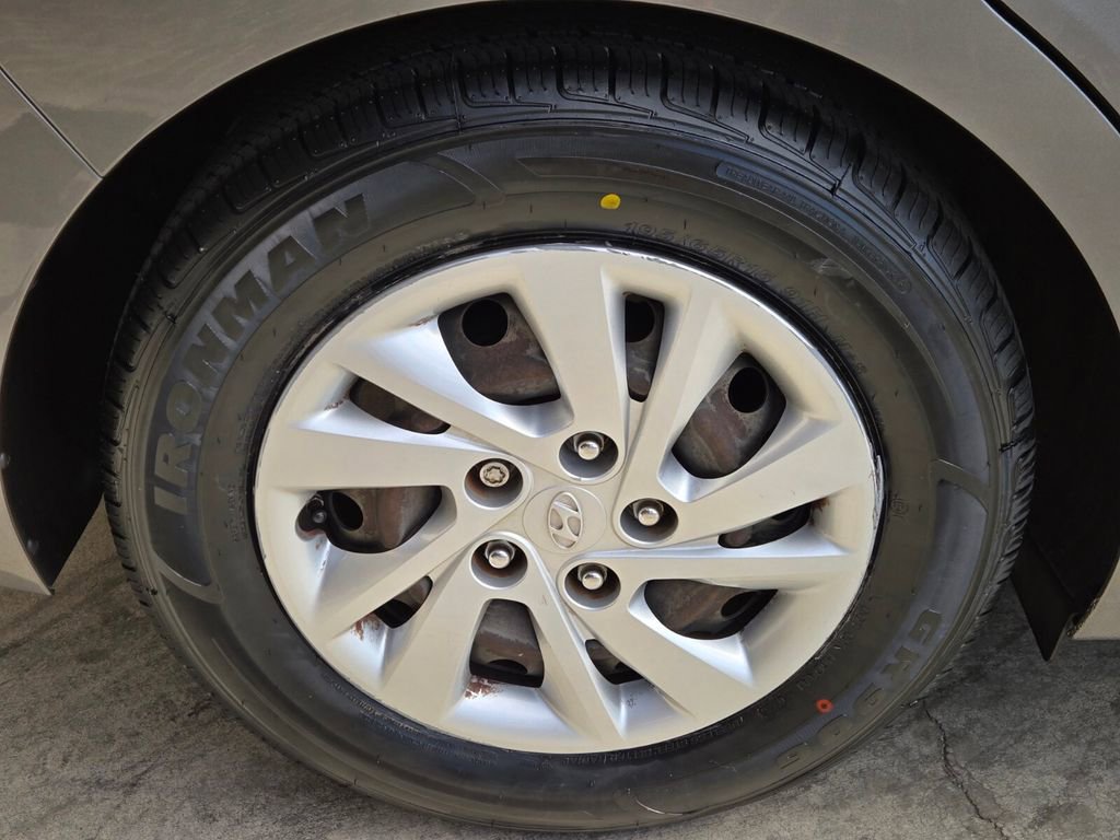 Used 2020 Hyundai Elantra SE FWD image 9