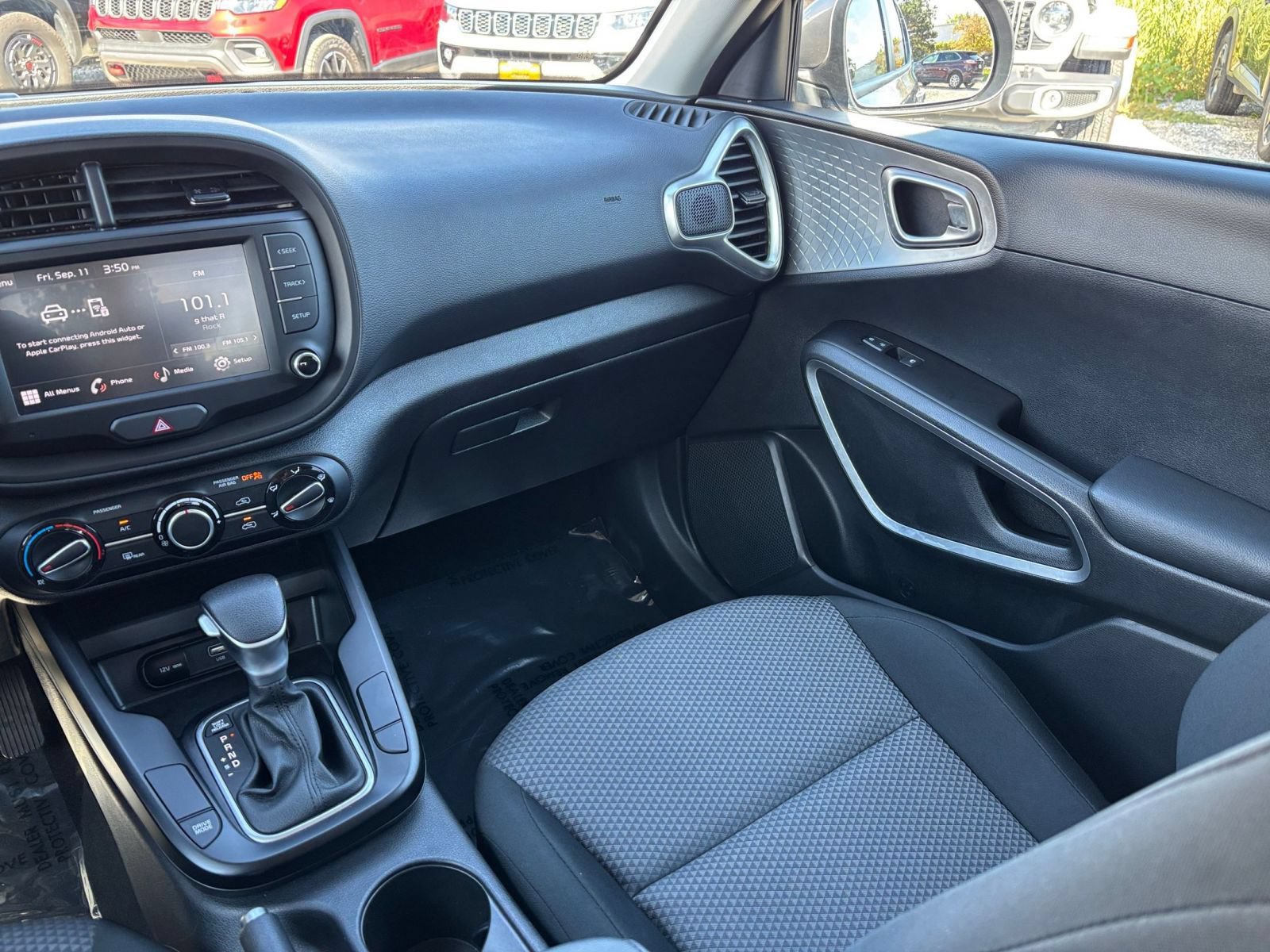 Used 2025 Kia Soul LX w/ LX Technology Package FWD image 33