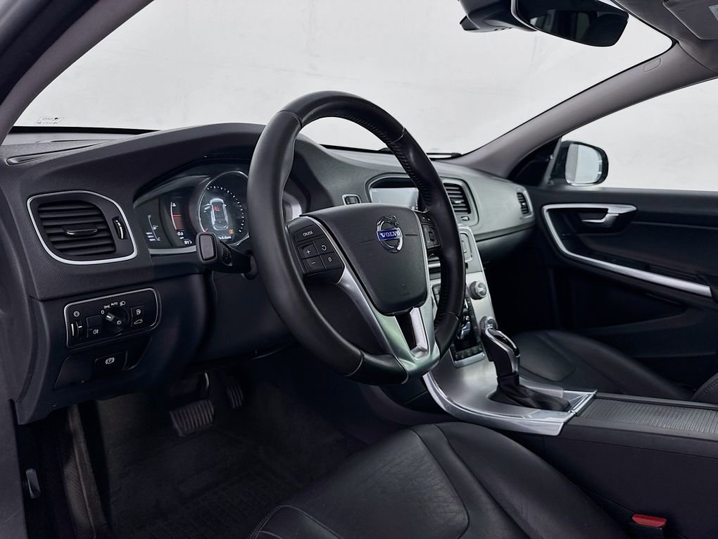 Used 2017 Volvo V60 T5 Cross Country w/ Climate Package image 10