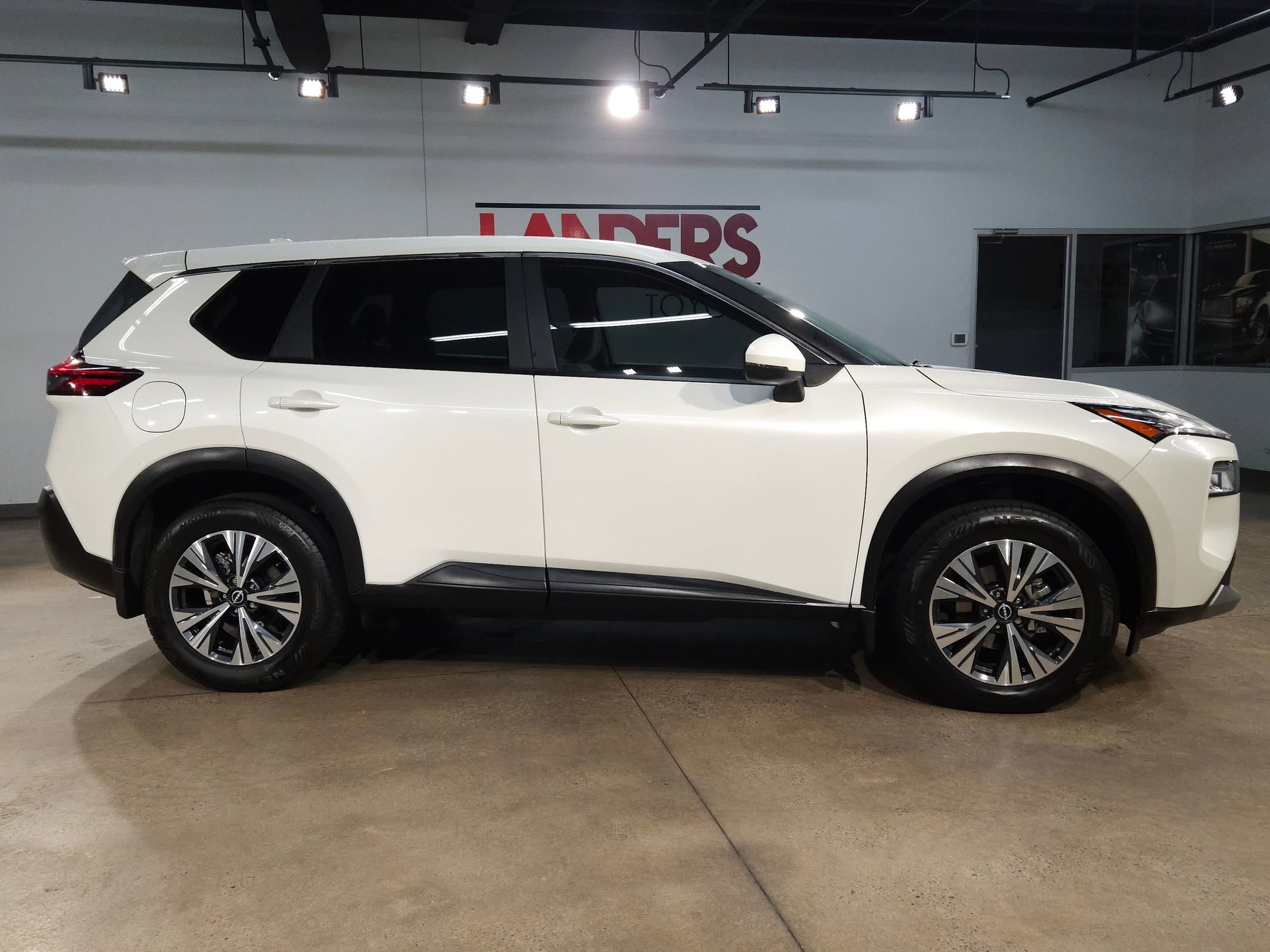 Used 2023 Nissan Rogue SV image 8