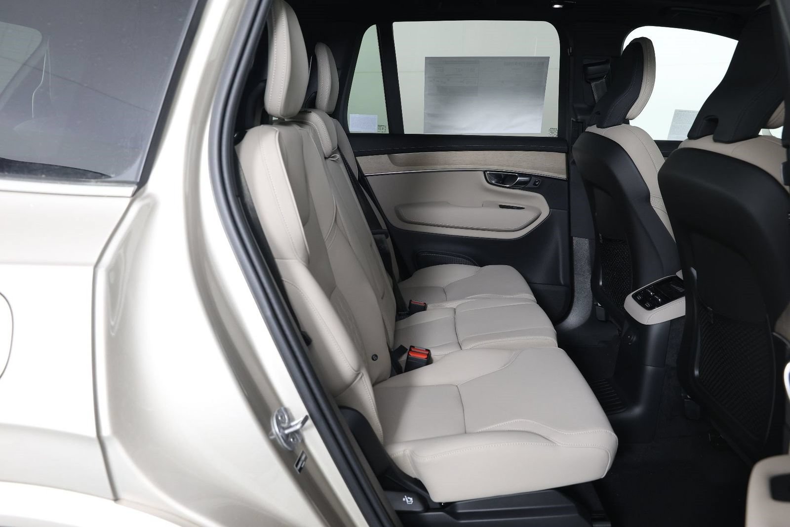New 2026 Volvo XC90 T8 Plus w/ Protection Package Premier AWD/4WD image 11
