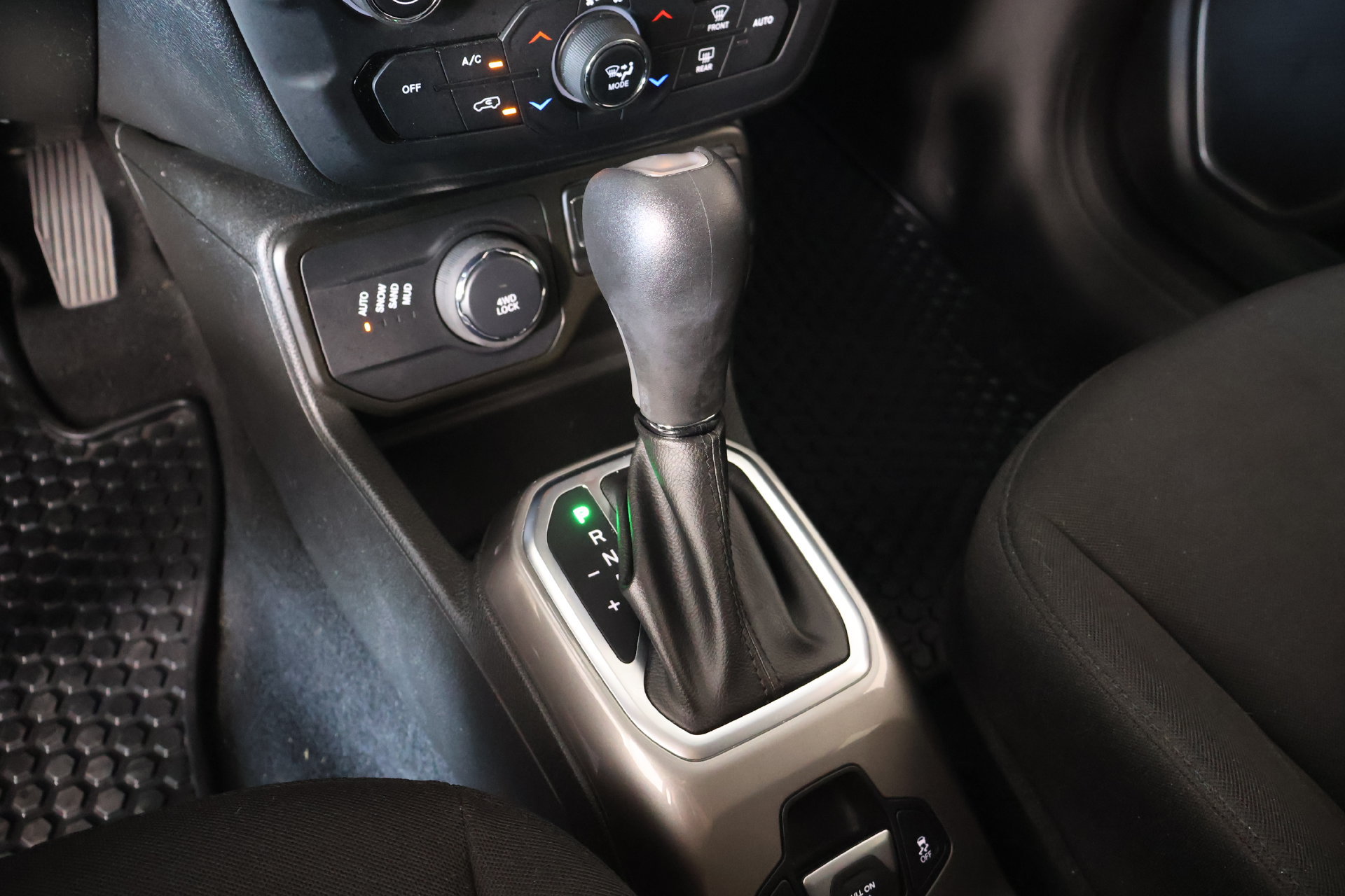 Used 2022 Jeep Renegade Latitude AWD/4WD image 8