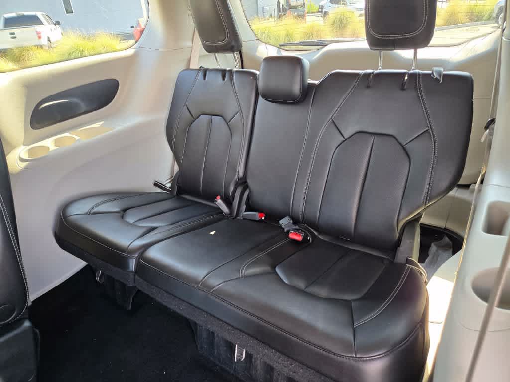 Used 2023 Chrysler Pacifica Touring-L FWD image 13