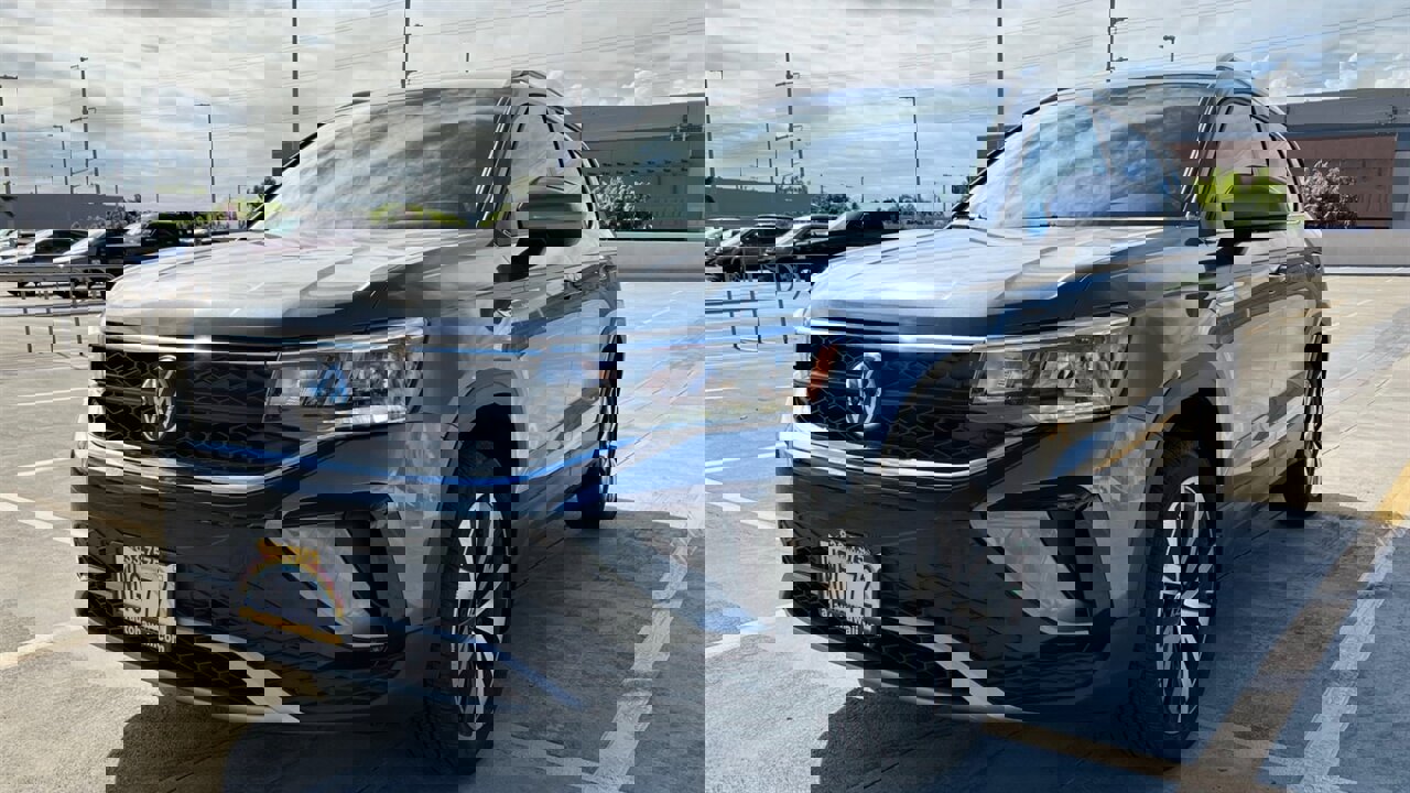 Used 2022 Volkswagen Taos SE image 1