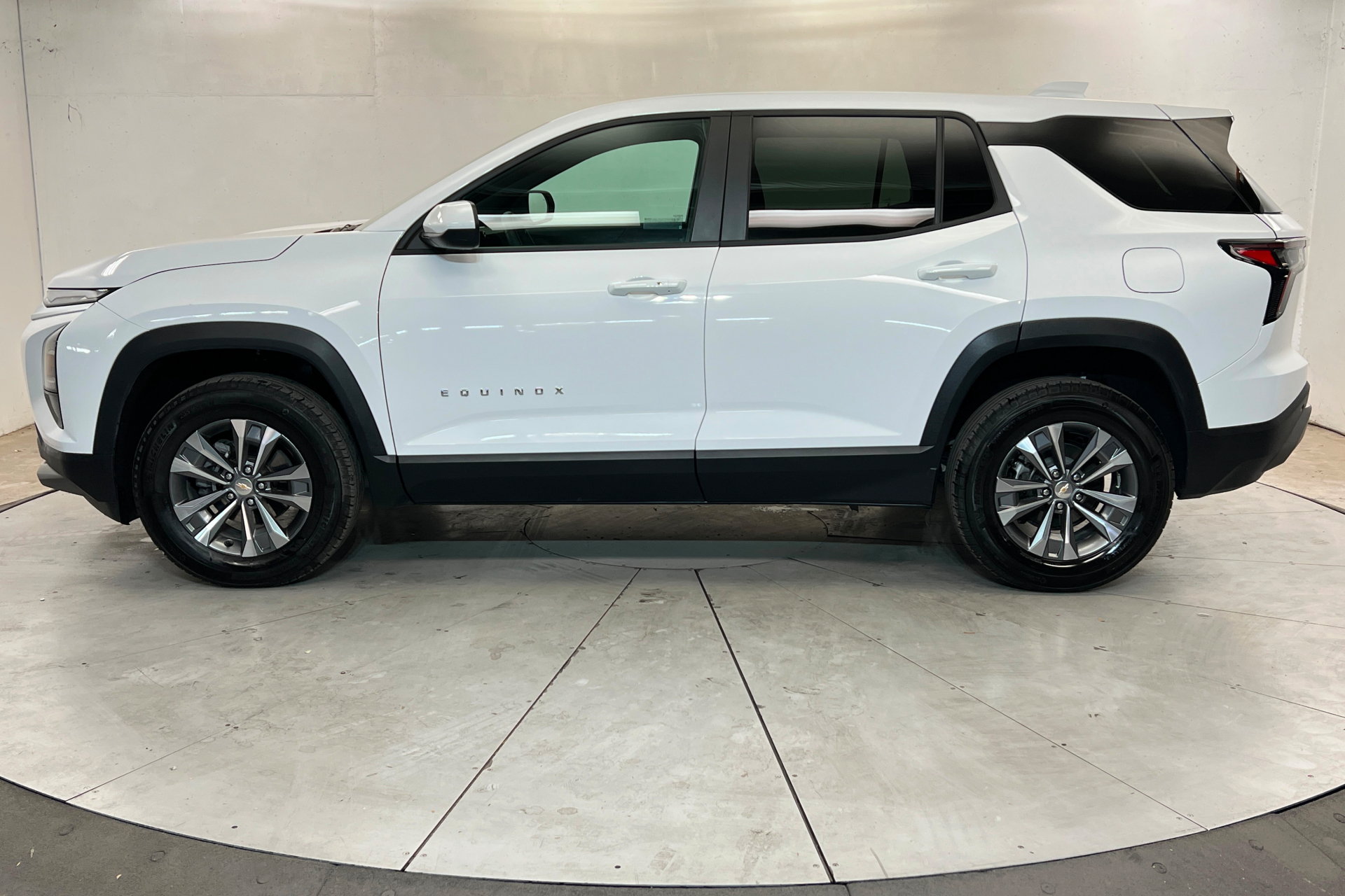 Used 2026 Chevrolet Equinox LT AWD/4WD image 2