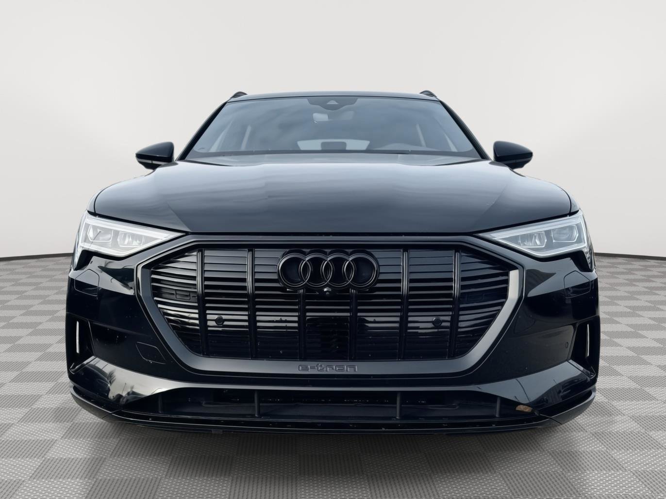 Used 2022 Audi e-tron Premium Plus image 2