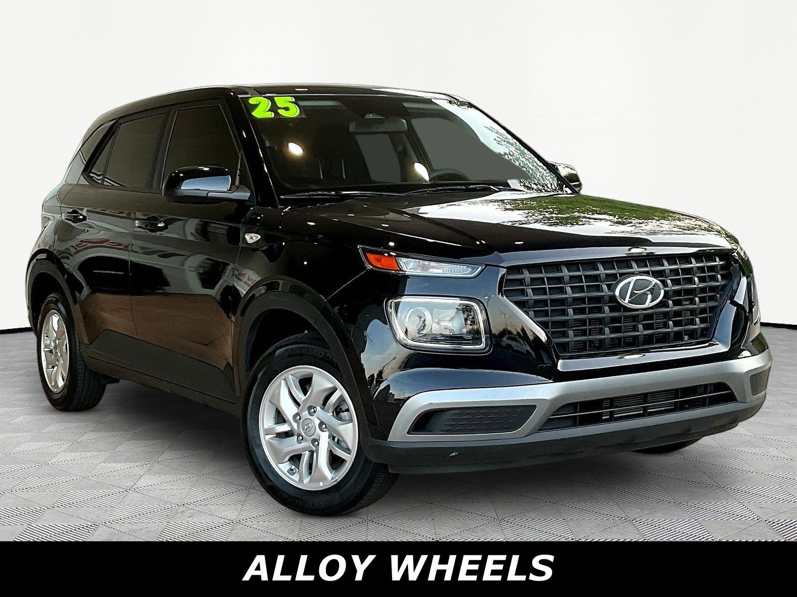 Used 2025 Hyundai Venue SE FWD image 3