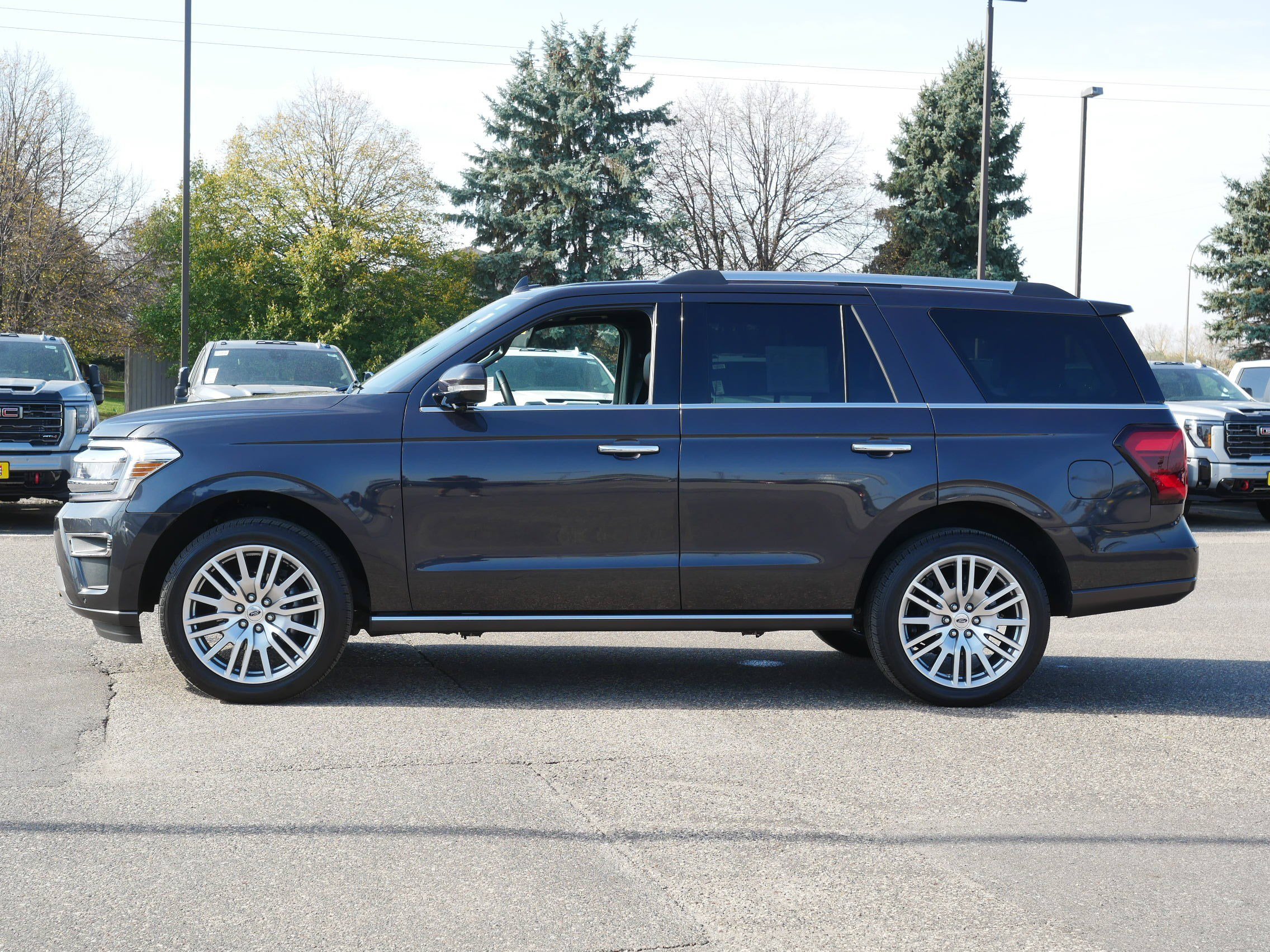 Used 2024 Ford Expedition Limited AWD/4WD image 4