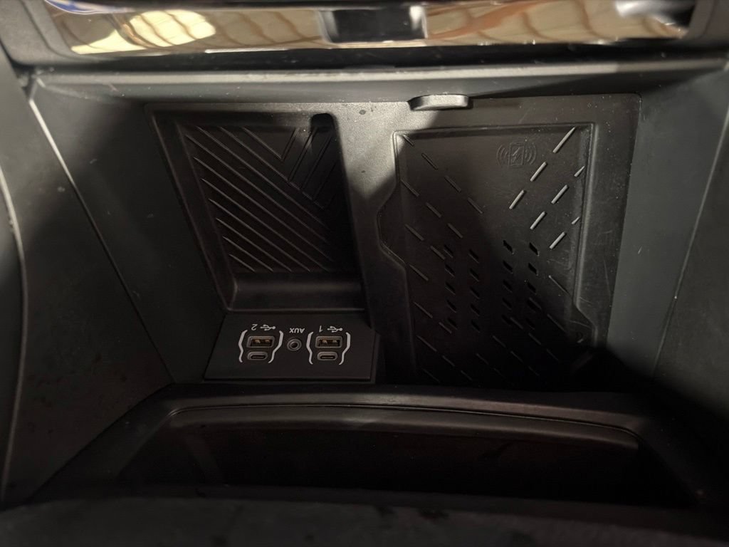 Used 2025 Chrysler Pacifica Limited FWD image 8