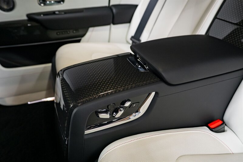 Used 2023 Rolls-Royce Cullinan Black Badge w/ Dark Exterior Package AWD/4WD image 27