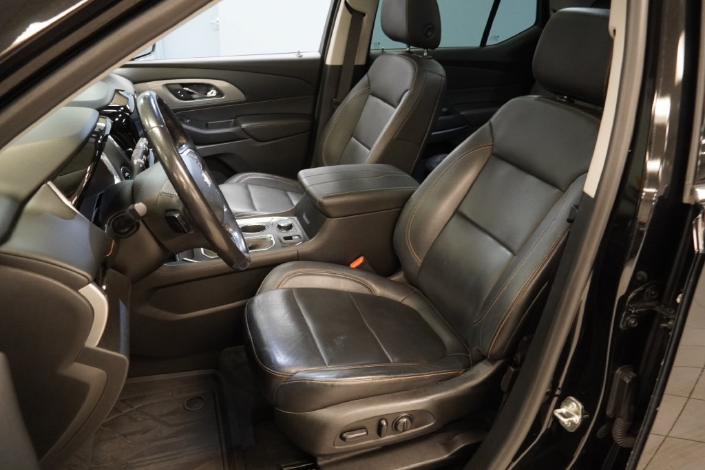 Used 2021 Chevrolet Traverse LT w/ LT Premium Package AWD/4WD image 4