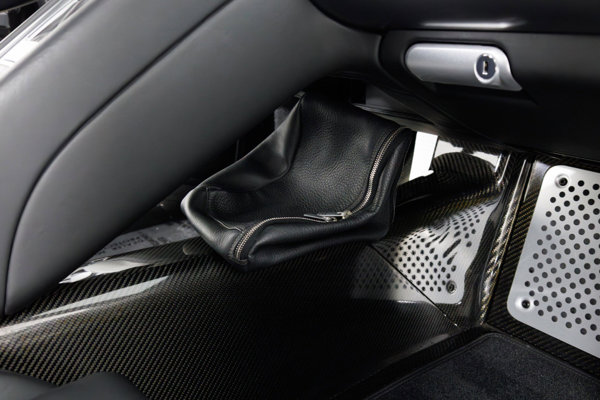 Used 2004 Porsche Carrera GT RWD image 39