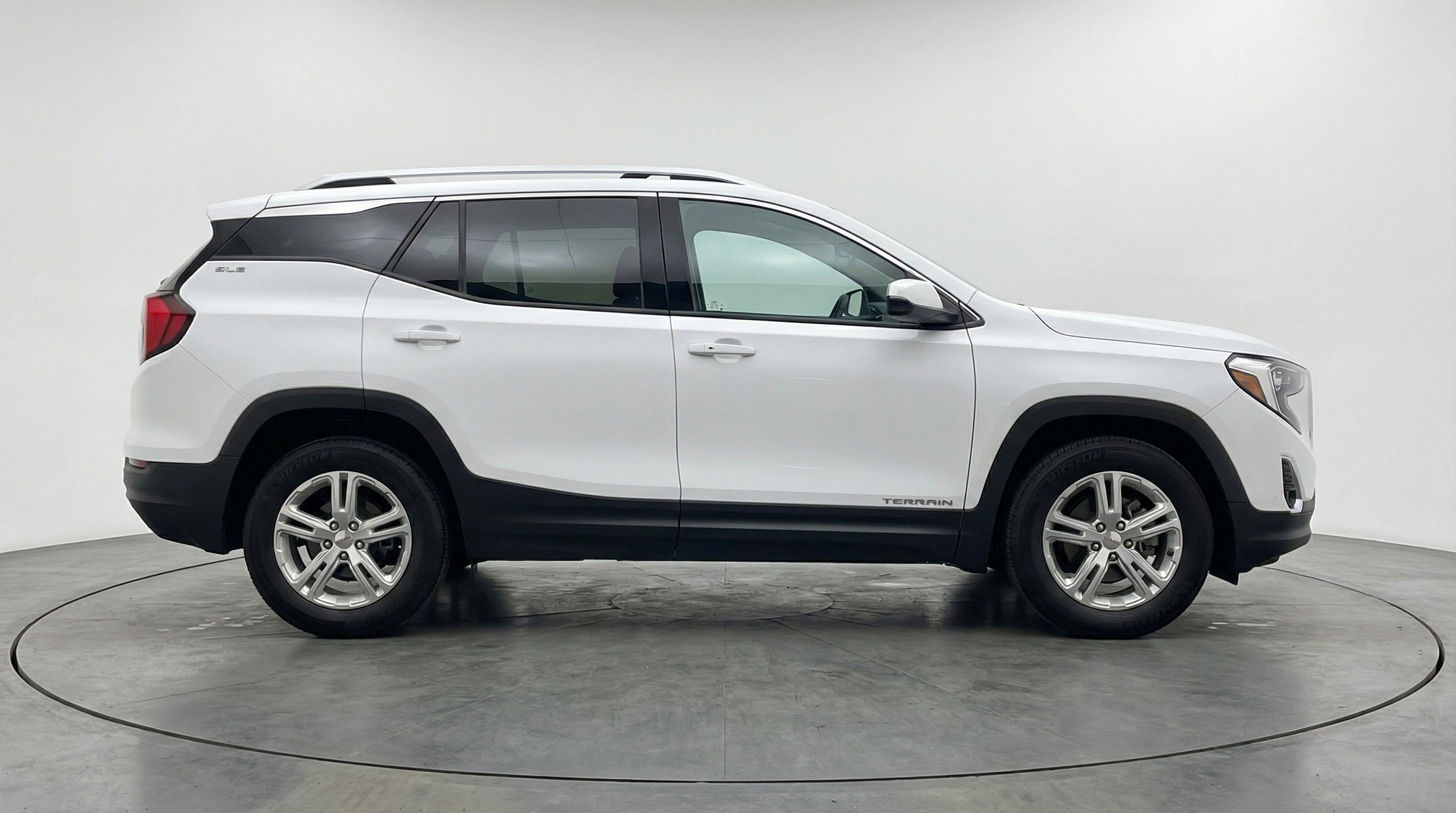 Used 2024 GMC Terrain SLE image 11