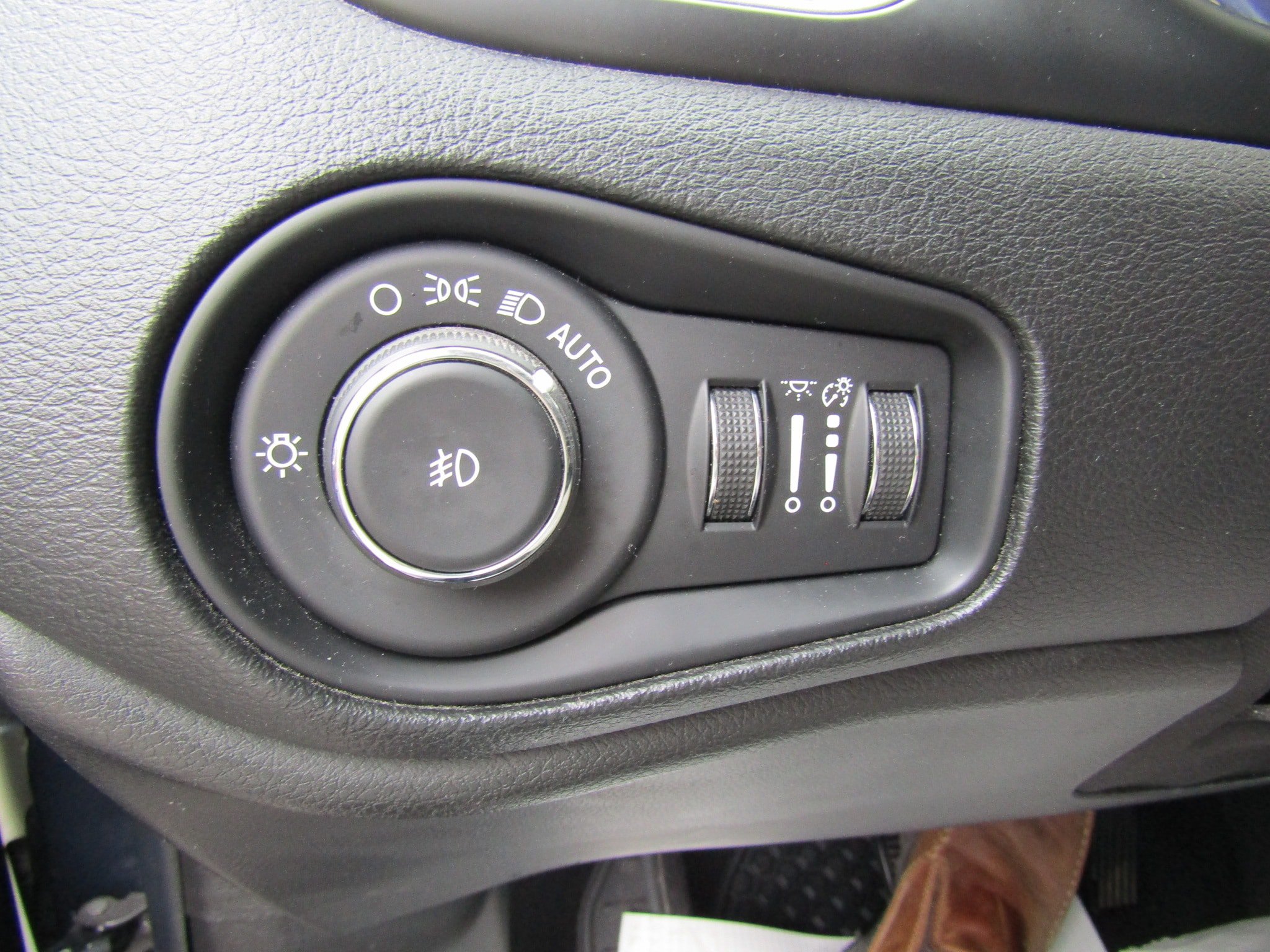 Used 2021 Jeep Renegade Latitude w/ Convenience Group AWD/4WD image 19
