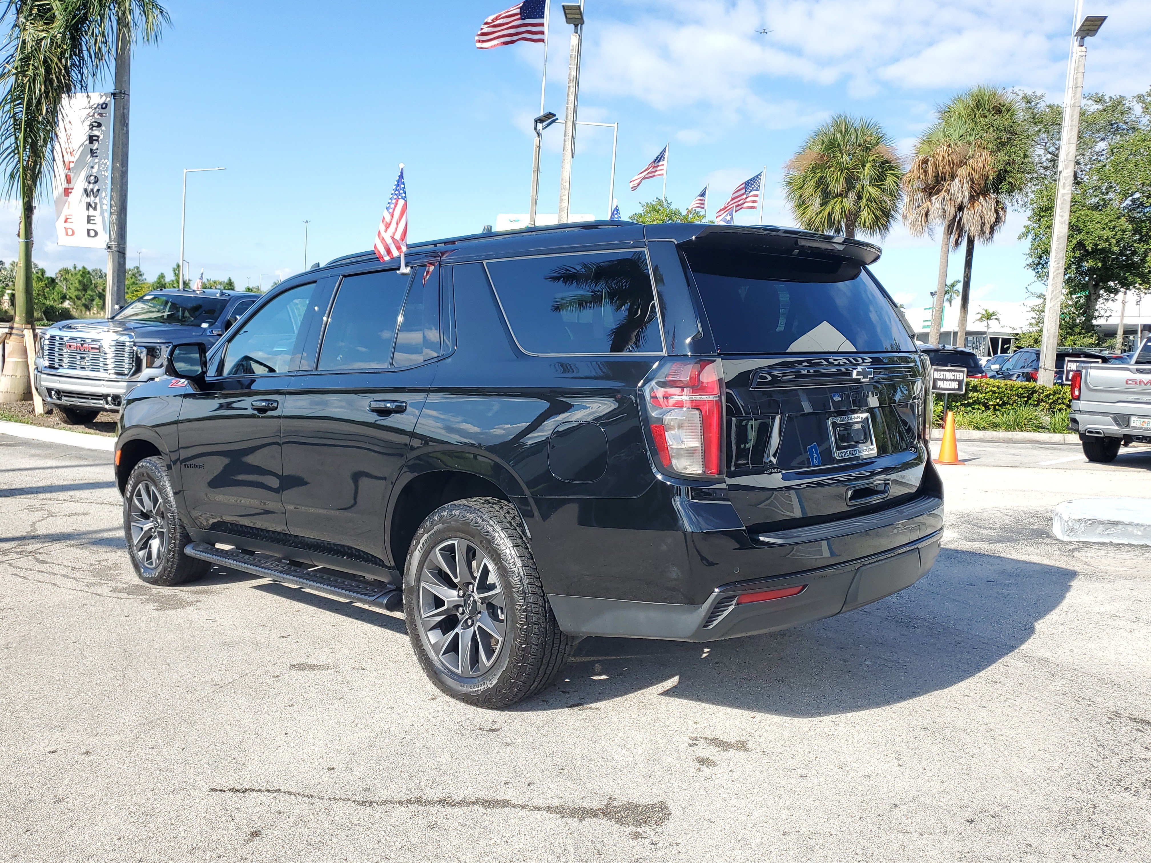 Used 2023 Chevrolet Tahoe Z71 w/ Luxury Package AWD/4WD image 7
