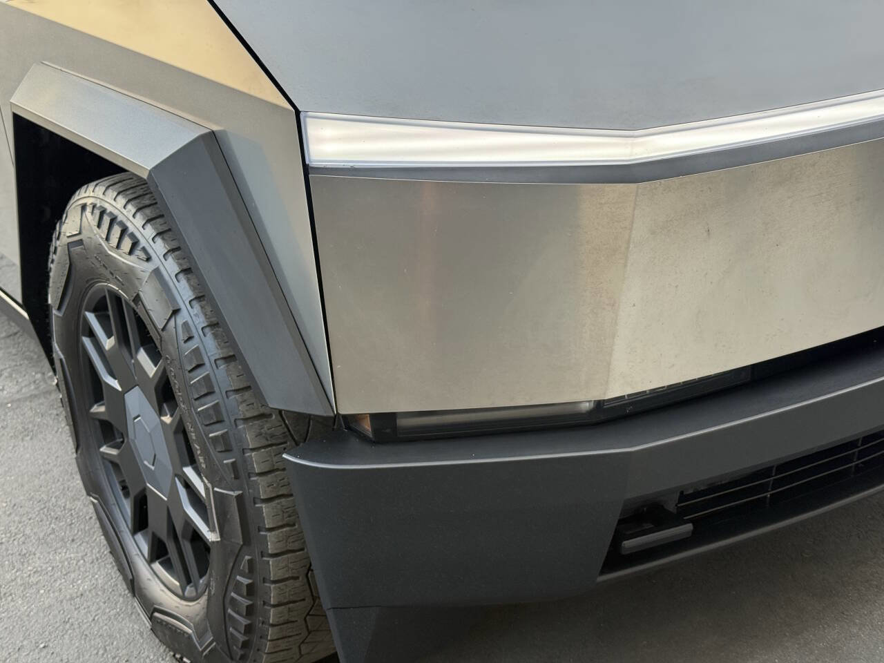 Used 2024 Tesla Cybertruck AWD Crew Cab image 13