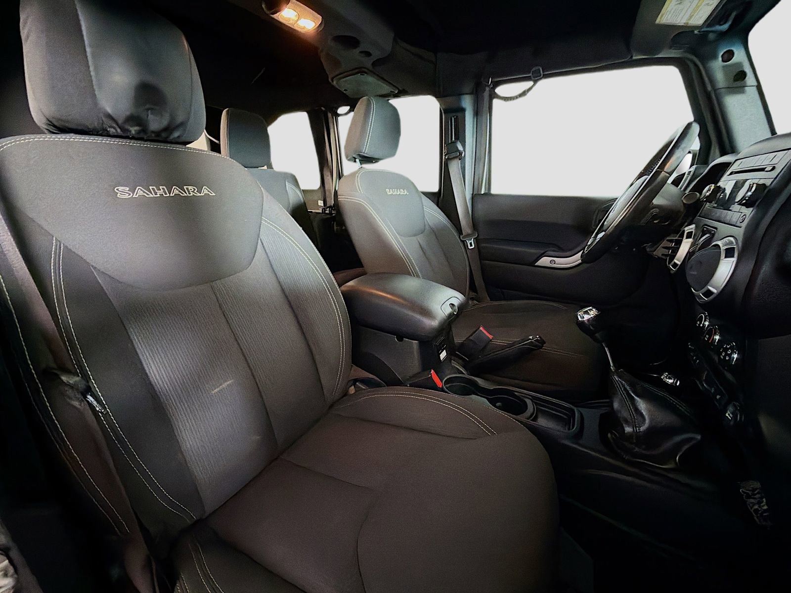 Used 2017 Jeep Wrangler Unlimited Sahara w/ Connectivity Group image 26