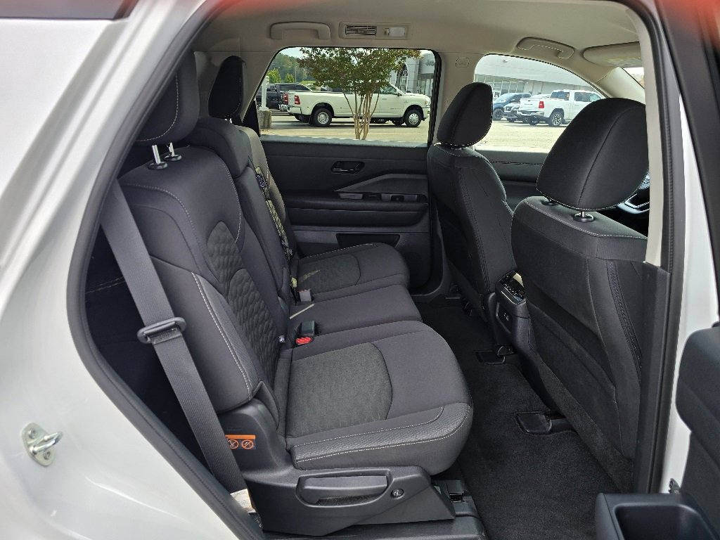 Used 2024 Nissan Pathfinder SV image 12