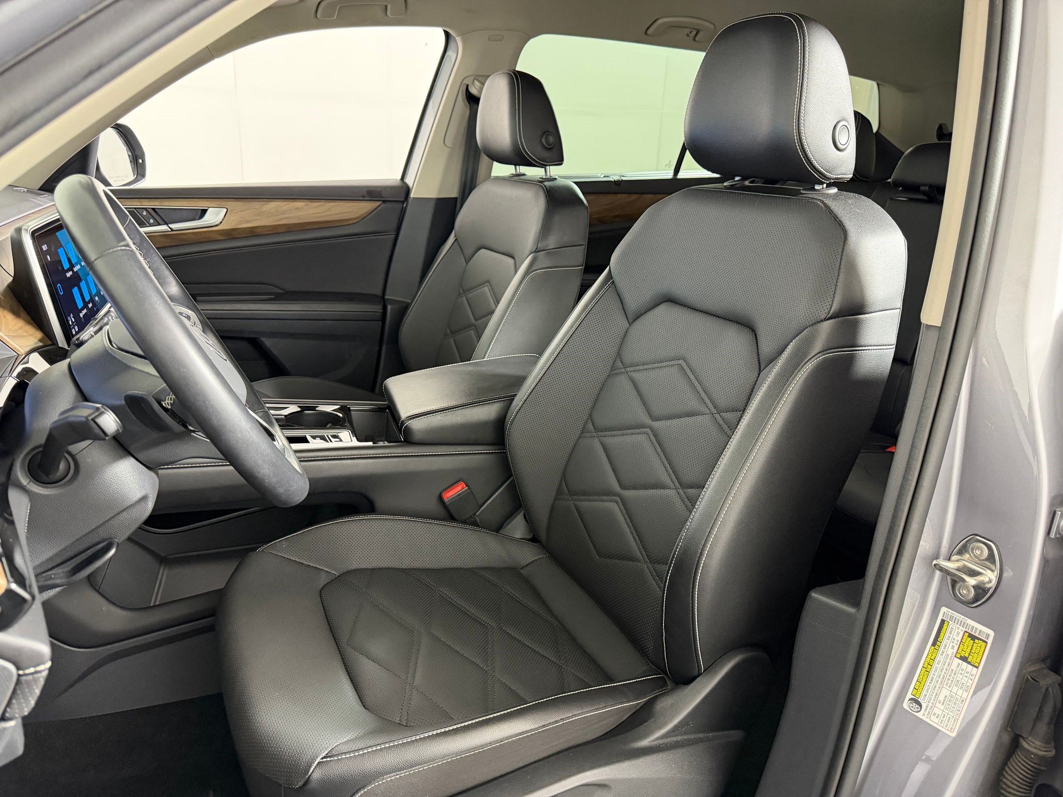 Used 2025 Volkswagen Atlas SE AWD/4WD image 4