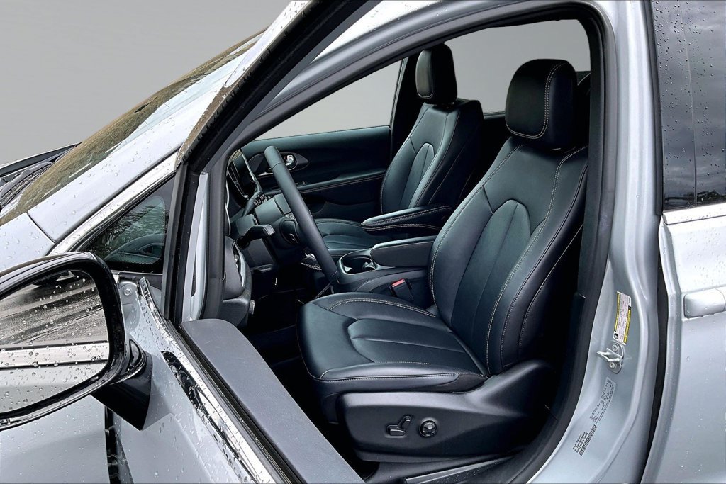Certified 2026 Chrysler Pacifica Select FWD image 3