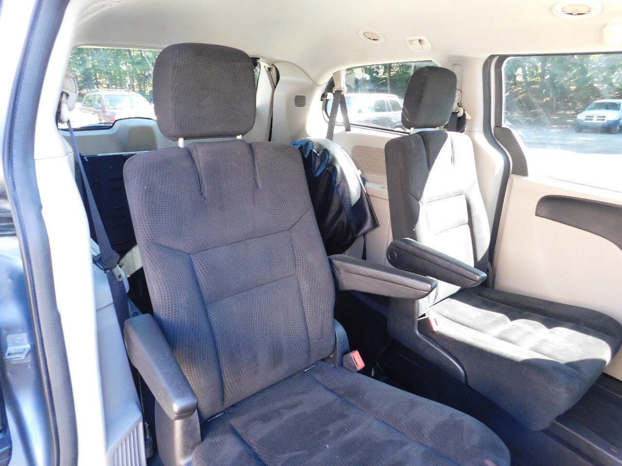 Used 2016 Dodge Grand Caravan SXT w/ Rear Park Assist Package image 19