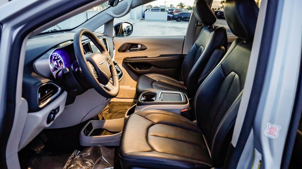 Certified 2024 Chrysler Pacifica Touring-L image 21