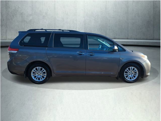 Used 2013 Toyota Sienna XLE w/ Entertainment Pkg image 6