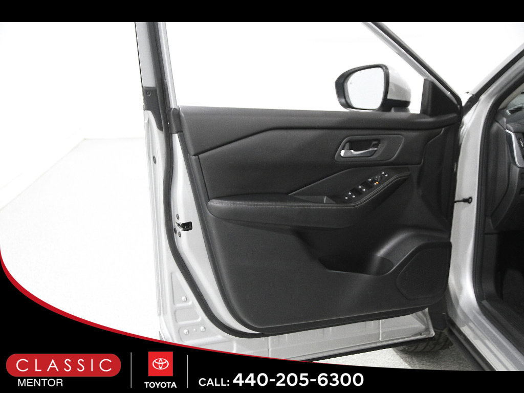 Used 2024 Nissan Rogue SV AWD/4WD image 4