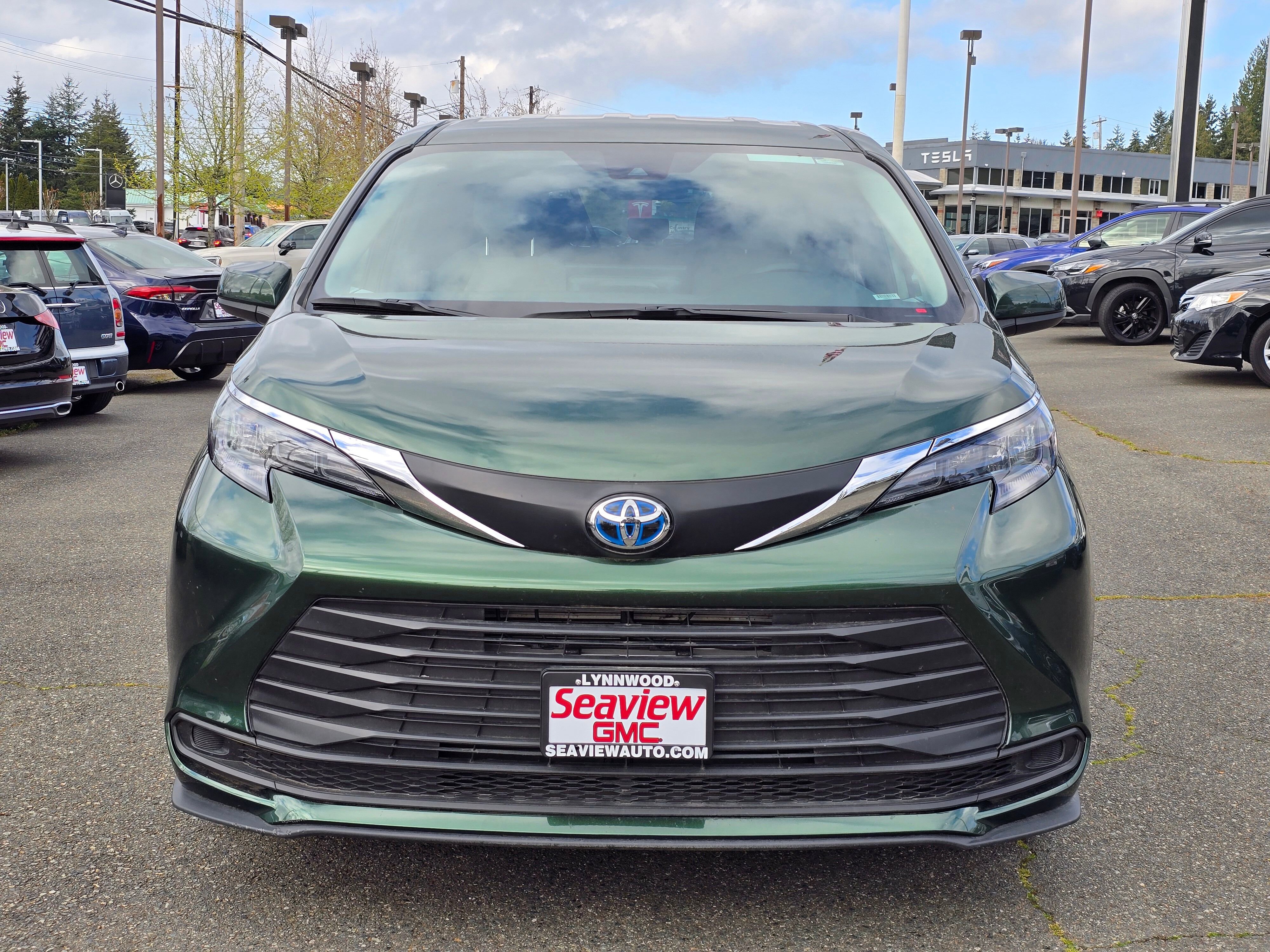 Used 2025 Toyota Sienna LE FWD image 2