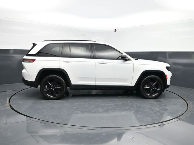 Used 2023 Jeep Grand Cherokee Limited w/ Black Appearance Package image 11